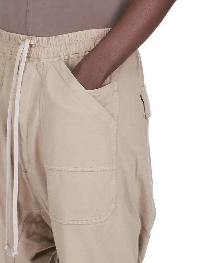 DRKSHDW FW25 CONCORDIANS CLASSIC CARGO CON CORDÓN EN JERSEY COMPACTO Y PESADO DIRTY PEARL DU02E7370RIG-88 DRKSHDW FW25 CONCORDIANS CLASSIC CARGO CON CORDÓN EN JERSEY COMPACTO Y PESADO DIRTY PEARL DU02E7370RIG-88